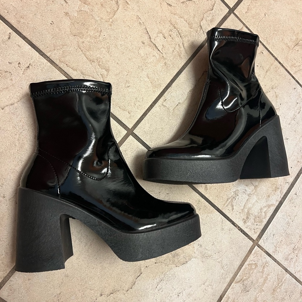 Steve Madden Glossy Vegan Leather Chunky Black Heeled Boots - Picture 2 of 6